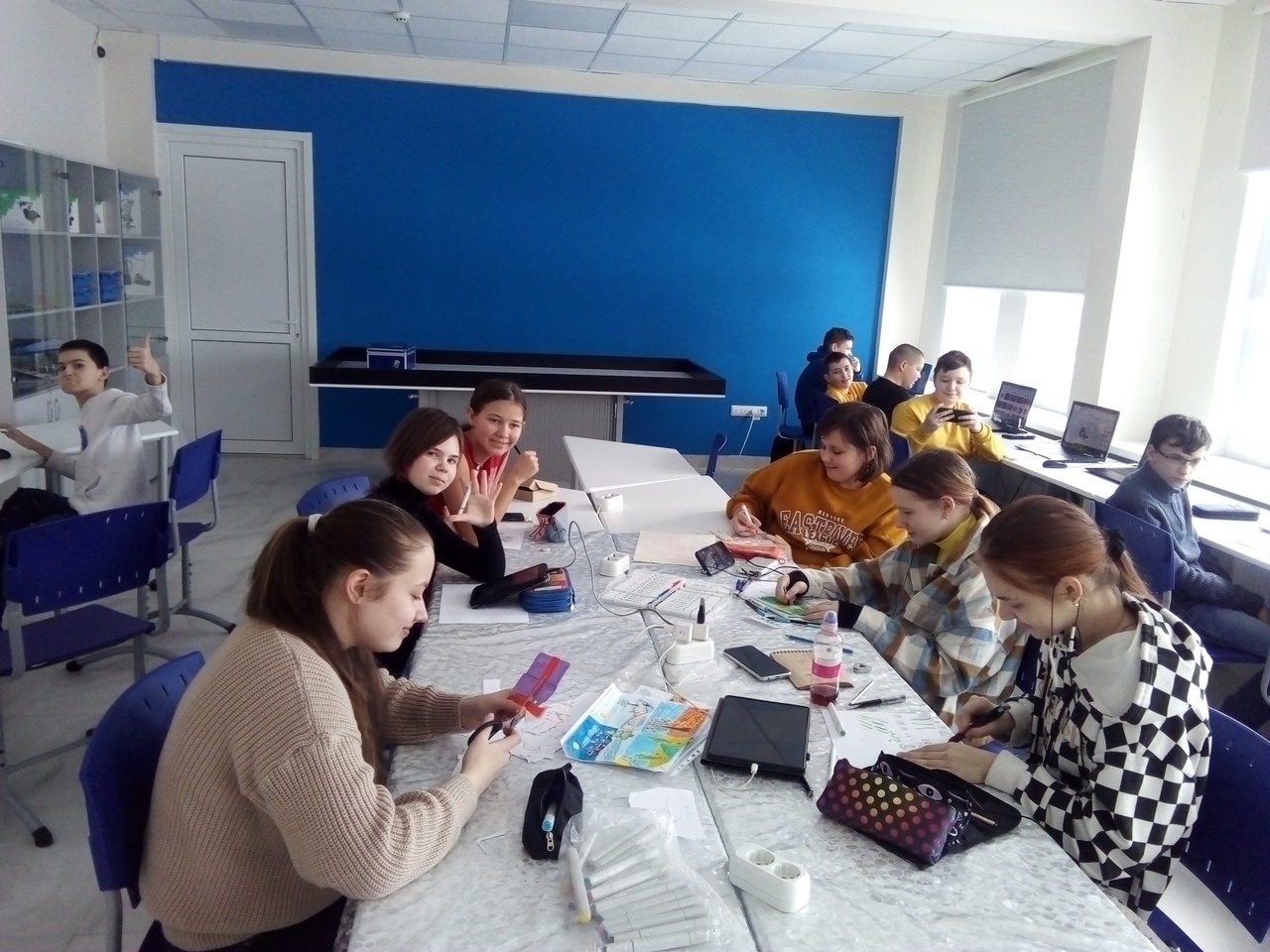 Ребята готовят поздравление с 8 марта.